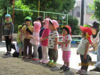 インタビューしている写真です。