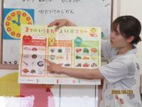 三食の話をしている写真です。
