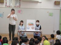 「いただきます」「ごちそうさま」の説明をしている写真です。