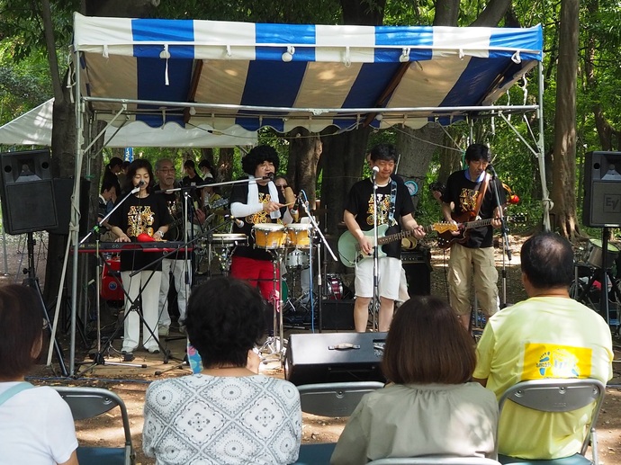 写真：森の中の小さなステージの様子