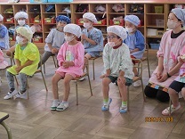 友達が切るところを見ている写真