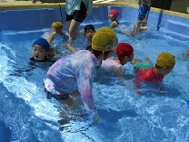 幼児クラスの水遊びの写真