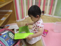 写真：1歳児が絵本を見ているところ