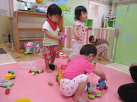 写真：1歳児が室内で遊んでいるところ