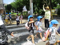 写真：子どもたちが横断歩道を渡っているところ