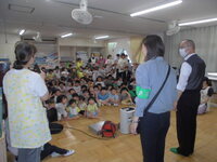 写真：集会で警察の話を聞いているところ