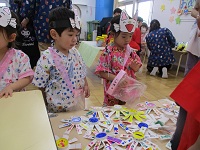 駒のお土産を選んでいる様子の写真