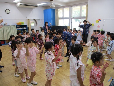 盆踊りをしている様子の写真