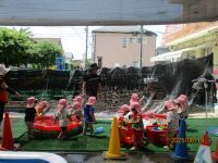 2歳児が水遊びをしている写真です。
