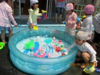 3歳児が水遊びをしている写真です。