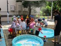 4歳児が水遊びををしている写真です。