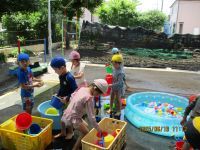 5歳児の水遊びの写真です。