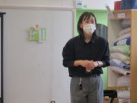 婦警が話をしている写真です。