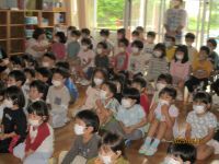 子どもたちが集会に参加する写真です。
