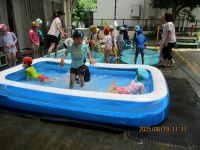幼児プールで遊んでいる写真です。