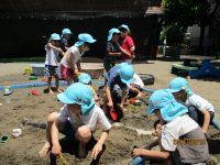 5歳児のどろんこ遊びをしている写真です。
