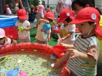 1歳児の水遊びの写真です。