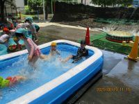 幼児プールで泳いでいる写真です。