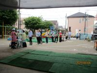 引き渡し訓練の受付に並ぶ写真です。