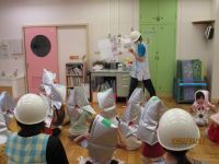 子どもたちに避難訓練の話をしている写真です。