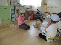 1歳児が待機している写真です。