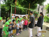 4歳児が教えてもらう写真です。