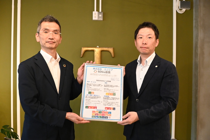 写真：株式会社エニシアへの宣言書贈呈