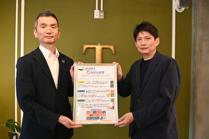 写真：ライフモアFPインシュアランスユニットへの宣言書贈呈