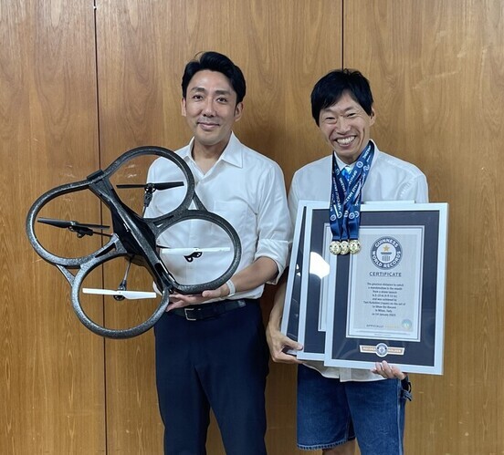 写真：左から古賀市長、谷氏