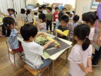 写真：とうもろこしの皮むき10