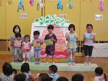 写真:誕生会集合写真