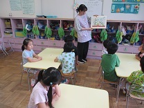 写真:とうもろこし皮むき