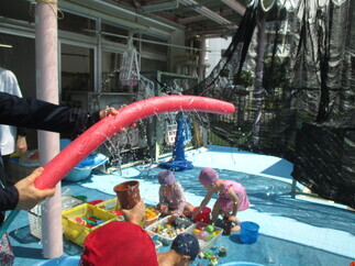 テラスで幼児クラスが遊んでいる写真