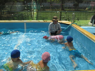 ホースの水をくぐっている写真