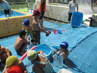 ホースの水を浴びている写真