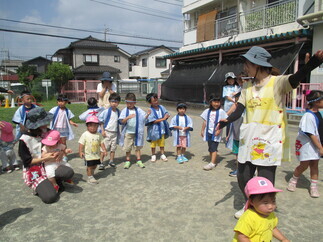 盆踊りをしている写真
