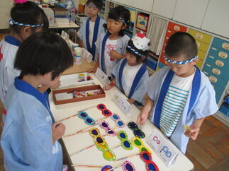 景品を選んでいる写真