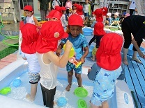 うさぎ組の水遊びの写真