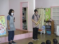 サックスを吹いている写真