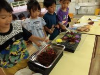 写真：バーベキューごっこ