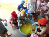 写真：色水あそび1