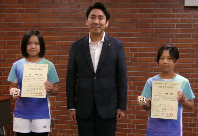 左から：松崎さん、古賀市長、加藤さんの写真