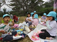 美味しくお弁当を食べている様子の写真
