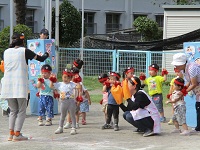 エビかにックス踊っている様子の写真