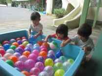 写真：ヨーヨーを選ぶ子ども達