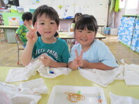 写真：Tシャツを輪ゴムで留めているところ2