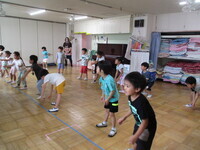 写真：5歳児クラスが踊りの練習をしているところ