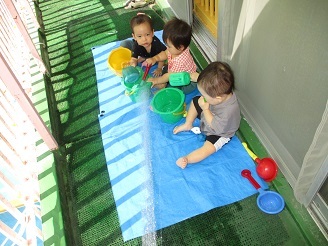 0歳児ひよこ組が水遊びをしている様子の写真