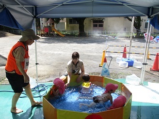 1歳児りす組が水遊びをしている様子の写真