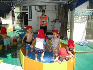 2歳児うさぎ組が水遊びをしている様子の写真